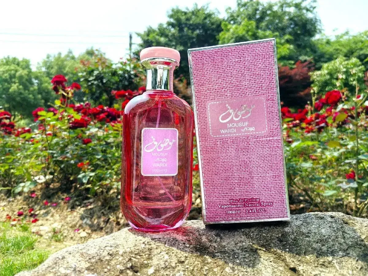 The 100 - ml original Dubai MOUSUF Arabian perfume is a unisex light fragrance. It combines various scents like